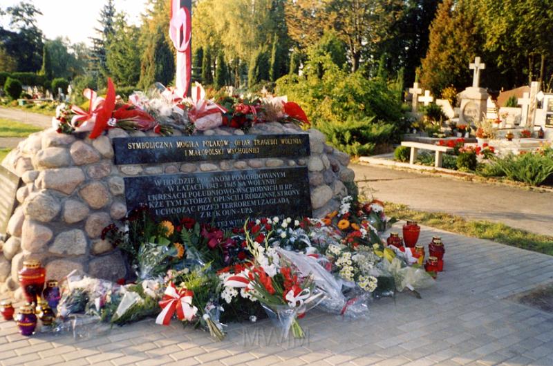 KKE 3319.jpg - Poświecenie symbolicznej mogiły pamięci zbrodni kresowej na cmentarzu komunalnym w Olsztynie, Olsztyn, 2003 r.